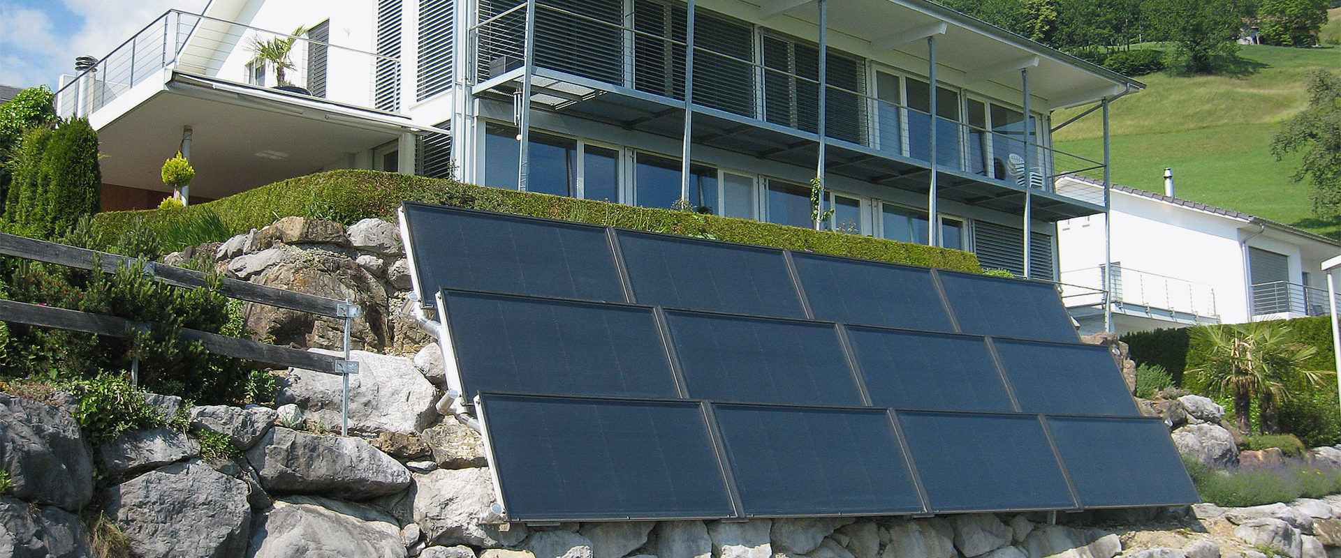 Solar-Wärmekollektoren im Gelände